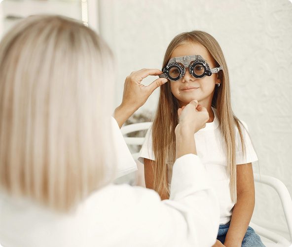 Image (Niña con gafas sonriendo)